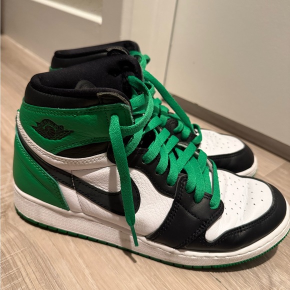 Nike Green and Black Women's Sneakers - Picture 1 of 3